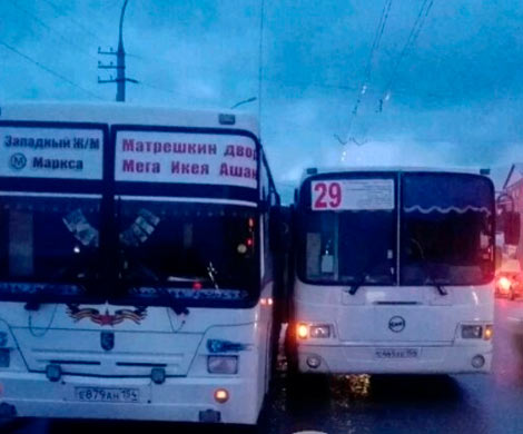 В Новосибирске на Ватутина столкнулись два пассажирских автобуса