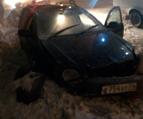 В Новосибирске сорванная ветром крыша упала на автомобиль: водитель погиб