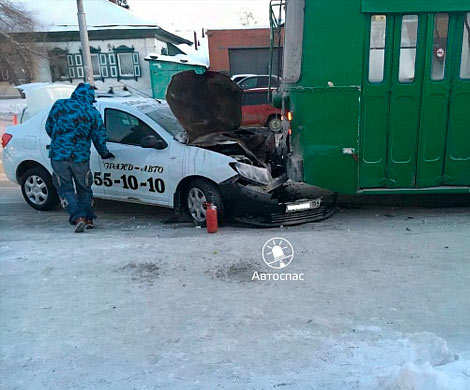 В Новосибирске таксист протаранил троллейбус, который ждал скорую