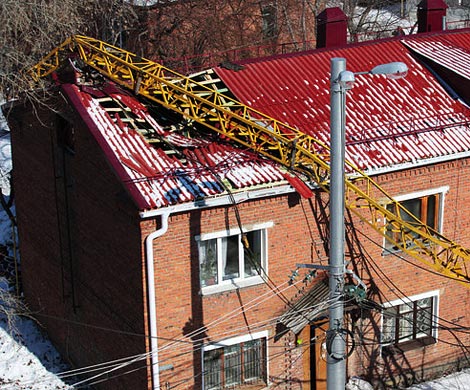 В Омске на жилой дом упал башенный кран