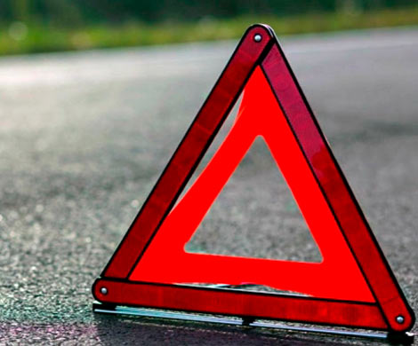 В Омске под колеса транспорта угодил пешеход в трусах и носках