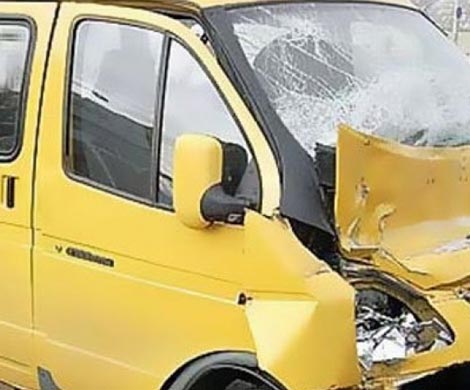 В Омске в ДТП с маршруткой на 2-й Солнечной пострадали три человека
