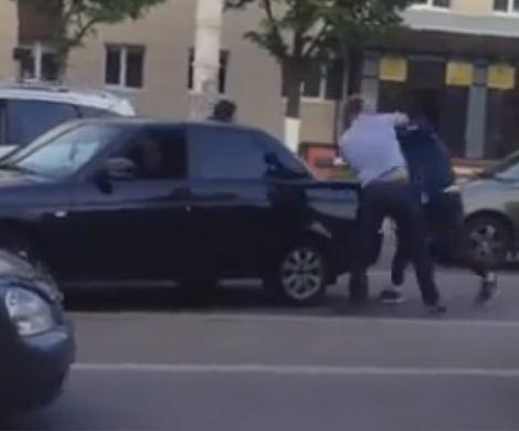 В Омске водители устроили кулачный бой посреди дороги