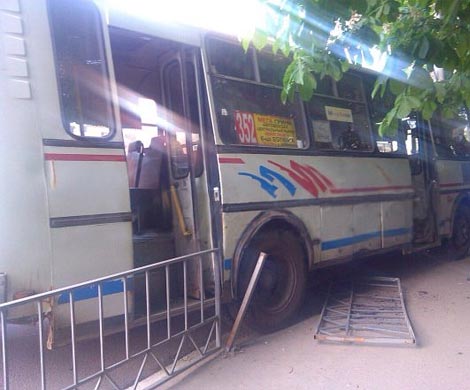 В Орле маршрутка въехала в столб, пострадали пассажиры