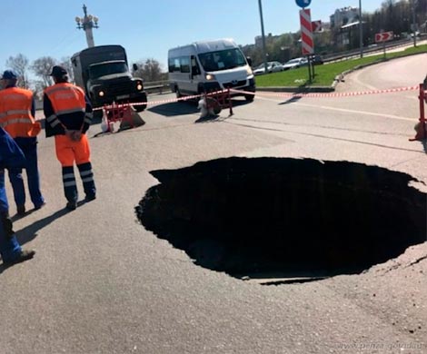 В Пензе на Урицкого провалившийся асфальт открыл портал в другой мир