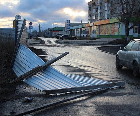 В Пензе снесенный ветром забор повредил несколько автомобилей