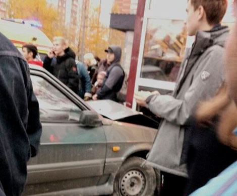 В Перми автомобиль после ДТП врезался в остановку, пострадал подросток