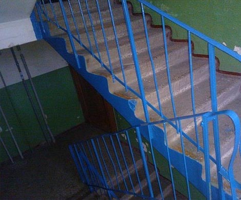 В Петербурге 21-летнюю официантку изнасиловали прямо в подъезде