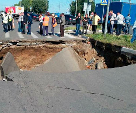 В Петербурге автомобиль ДПС провалился в яму в асфальте‍