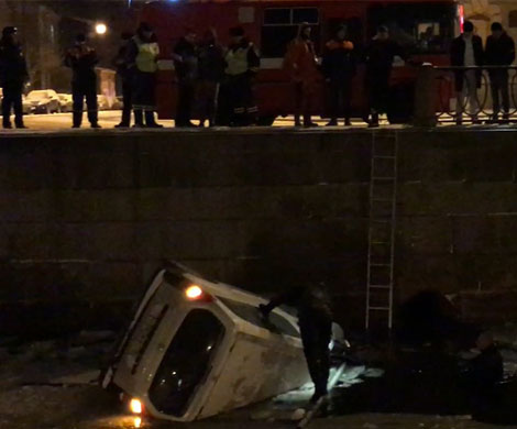 В Петербурге автомобиль упал в реку, пробив ограждение набережной‍