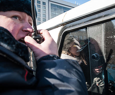В Петербурге на улице Маршала Казакова нашли ребенка в летней одежде