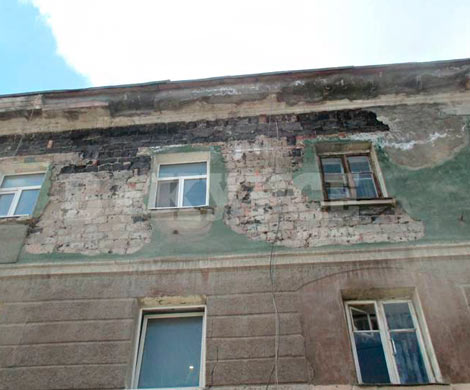 В Петербурге с дома на Херсонской улице на прохожих обрушился фасад