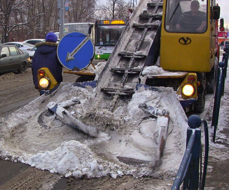 В Петербурге снегоуборщик снес половину кузова маршрутки‍