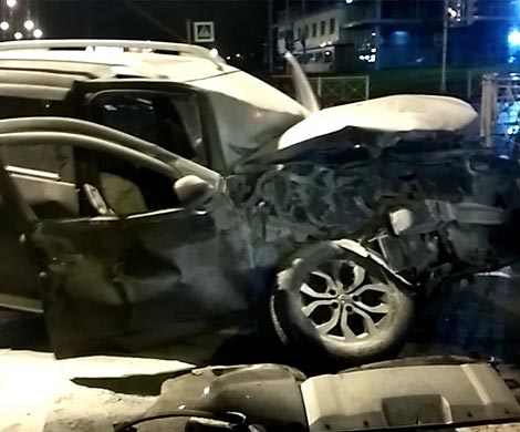 В Петербурге внедорожник врезался в бетономешалку и загорелся