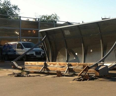 В Подмосковье автомобиль сбил трех женщин на остановке