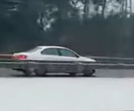 В Подмосковье на видео записали лихача на Volkswagen, мчавшего по «встречке» на бешеной скорости