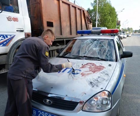 В Подмосковье неадекватный мужчина на ходу запрыгнул на капот машины полиции