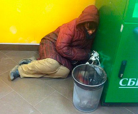 В подмосковном Клину бомжи превратили отделение Сбербанка в свою ночлежку