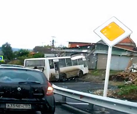 В Прикамье автобус без тормозов протаранил жилой дом