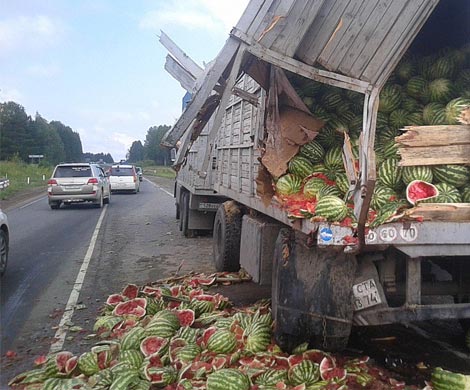 В Прикамье после ДТП трассу завалило арбузами