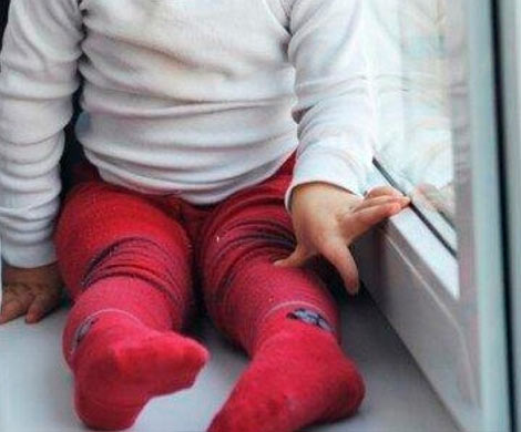 В Приморье 4-летний ребенок вышел погулять через окно