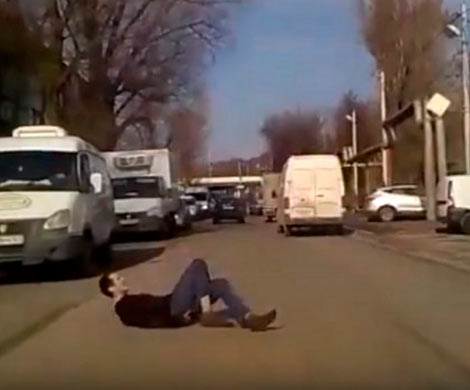 В Ростове неадекватный парень в танце бросался под колеса машин