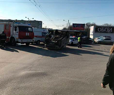В Ростове после ДТП перевернулся инкассаторский автомобиль