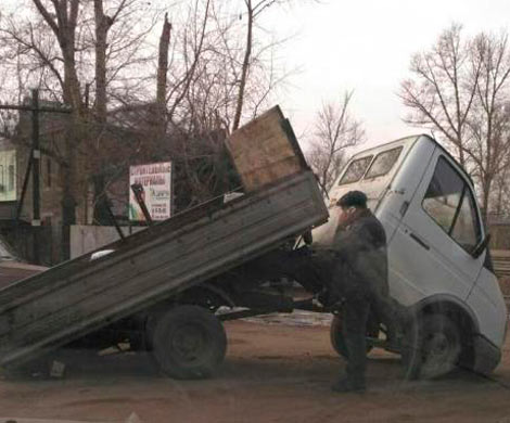 В Рубцовске грузовик разломился пополам во время движения