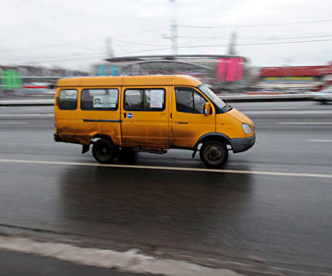 В Рязани из движущейся маршрутки на проезжую часть вывалился пассажир