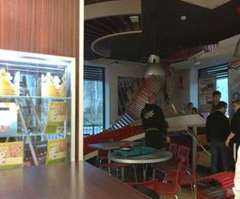 В рязанском Burger King на посетителей рухнул потолок