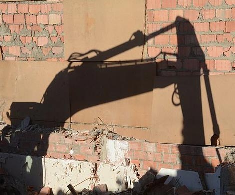 В Самаре на экскаватор упала бетонная плита, рабочий погиб