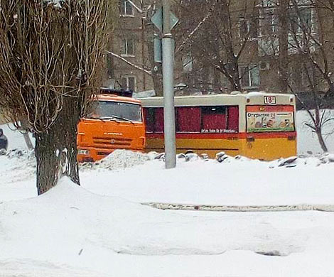 В Саратове на Панфилова мусоровоз протаранил маршрутку