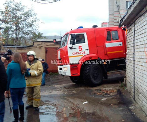 В Саратове пожарная машина застряла между домами