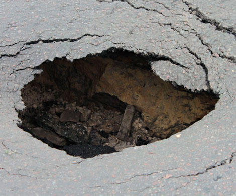 В Саратове внедорожник «Нива» провалился под асфальт