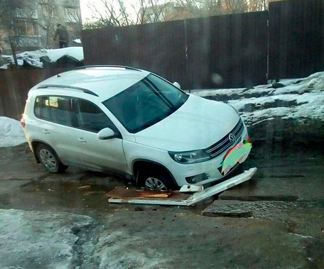 В Саратове яма на СХИ за пару часов поглотила три машины