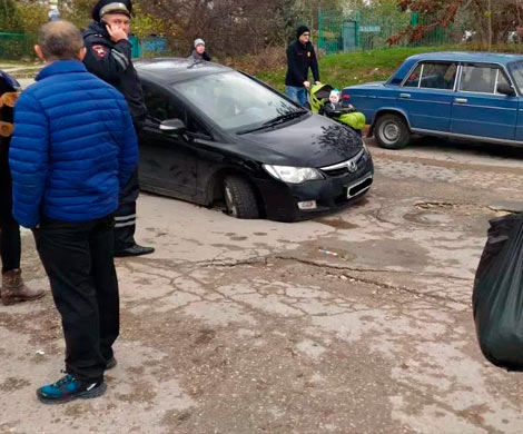 В Севастополе иномарка провалилась под асфальт