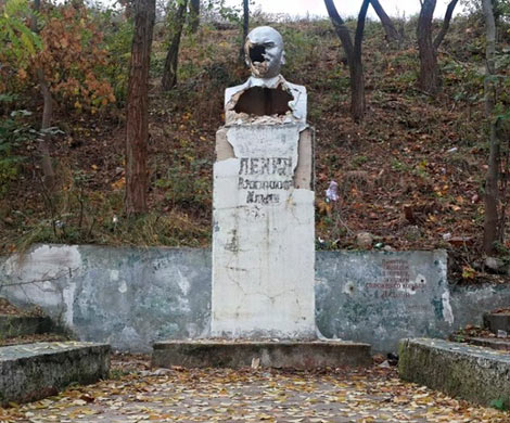 В Севастополе неизвестные изувечили Ленина