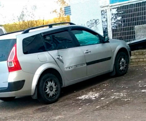 В Смоленске фасад многоэтажки рухнул на автомобили