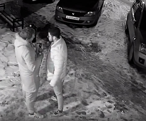 В Смоленске попал на видео вандал, повредивший несколько машин