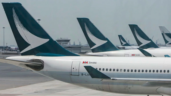 В связи со вспышкой коронавируса авиакомпания Cathay Pacific попросила сотрудников взять неоплачиваемый отпуск