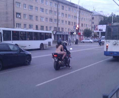 В Тамбове девушка голышом проехала на мотоцикле