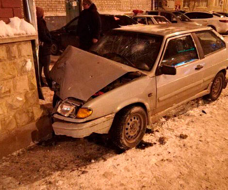 В Тольятти легковушка протаранила стену дома: есть пострадавшие