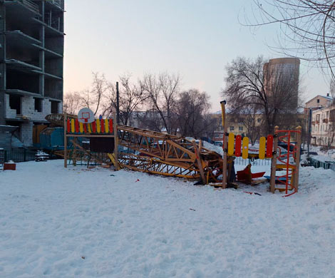 В Тольятти на детскую площадку рухнул башенный кран