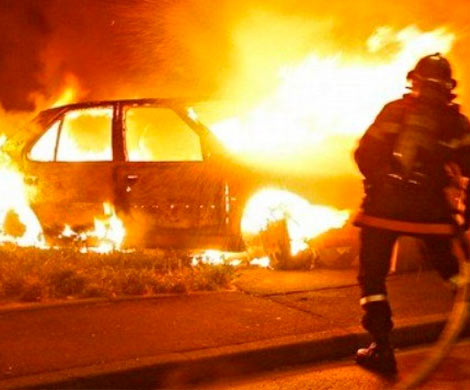 В Туле у концертного зала заглох и вспыхнул автомобиль