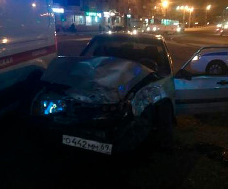 В Твери маршрутка протаранила «девятку»: есть пострадавший