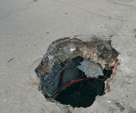 В Твери на оживленном проспекте провалился асфальт