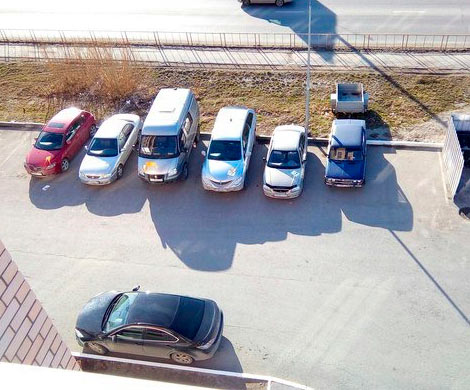 В Тюмени коллекторы измазали краской шесть случайных машин