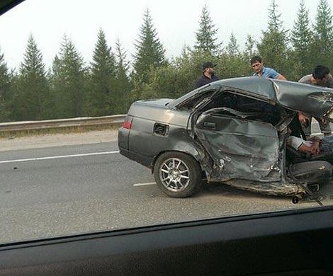 В Тюмени водителя ВАЗа разрезало в ДТП с фурой
