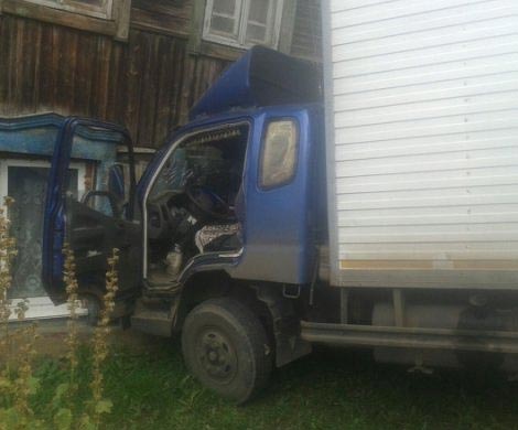 В Уфе грузовик протаранил двухэтажный дом