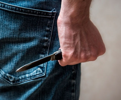 В Уфе на 21-летнюю девушку напал мужчина с ножом